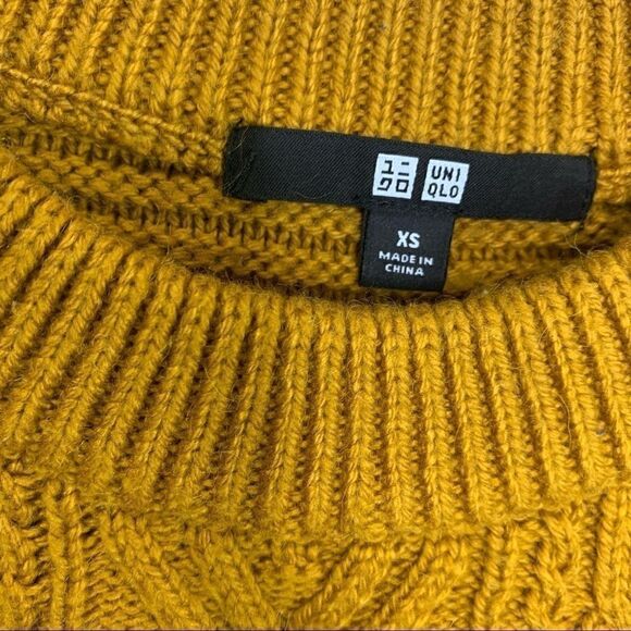 SALE💛 Uniqlo xs mustard sweater crew neck B1 - Picture 5 of 9